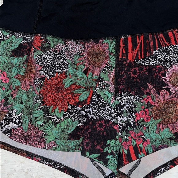Lululemon Run Times Short II *4" Zen Garden Multi / Black | size 6 - Picture 3 of 9
